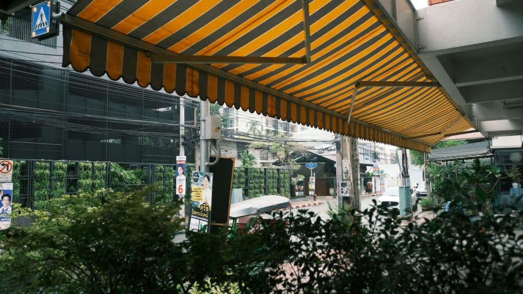 retractable awning